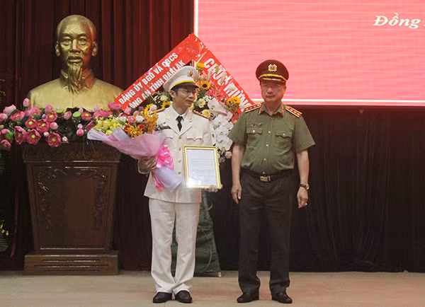 Thứ trưởng Nguyễn Văn Thành trao quyết định cho Thượng tá Nguyễn Xuân Thao.
