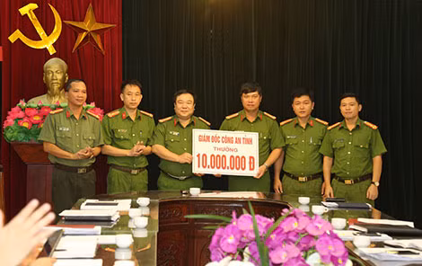 Đại tá Phạm Văn Lương, Phó Giám đốc Công an tỉnh Bắc Ninh trao thưởng cho Công an huyện Tiên Du vì ngăn chặn, xử lý nghiêm các nhóm côn đồ.