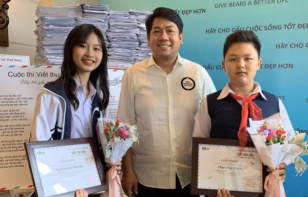 Hai tác giả đoạt giải Nhất chụp ảnh với ông Gilbert M.Sape, đại diện Tổ chức Động vật thế giới. Hai tác giả đoạt giải Nhất chụp ảnh với ông Gilbert M.Sape, đại diện Tổ chức Động vật thế giới.