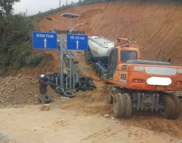 Hốc cứu nạn hiện đang thi công trên đèo Lò Xo. Hốc cứu nạn hiện đang thi công trên đèo Lò Xo.