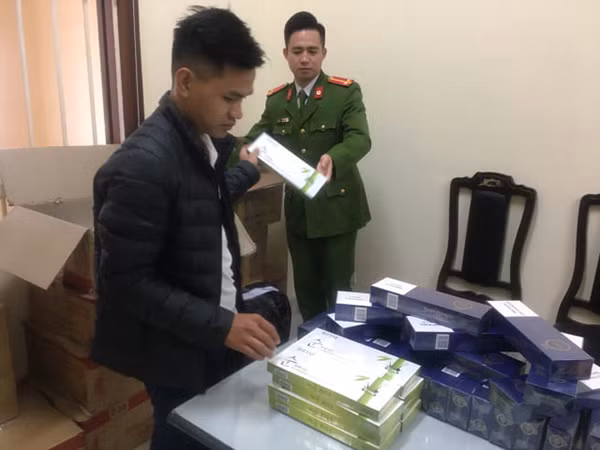 Cơ quan Công an kiểm đếm số thuốc lá thu giữ.