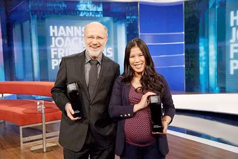 Tiến sĩ hóa học gốc Việt Nguyễn Thị Mai Thi (phải) đạt giải thưởng Hanns-Joachim-Friedrichs tại Đức.