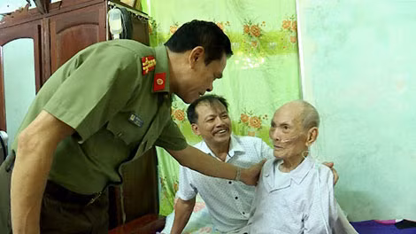 Giám đốc Công an Hà Tĩnh thăm hỏi bà con.