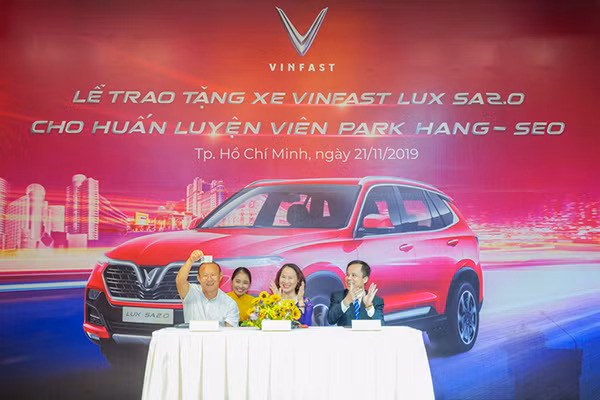 HLV Park Hang-seo vui vẻ khoe bằng lái xe tại Việt Nam để chứng minh ông đủ điều kiện lái xe trên đường.