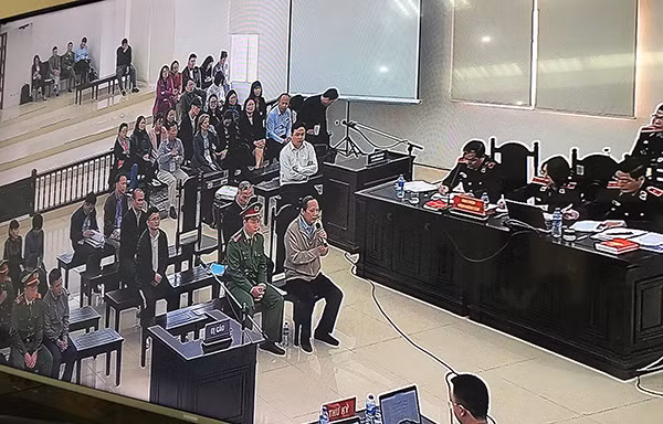 Bị cáo Trương Minh Tuấn trả lời câu hỏi của HĐXX.