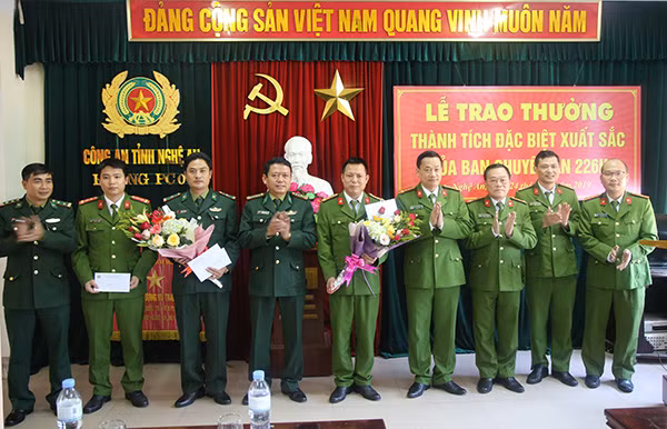 Lãnh đạo Công an tỉnh Nghệ An và Bộ đội biên phòng tỉnh tặng hoa, trao thưởng Ban Chuyên án.