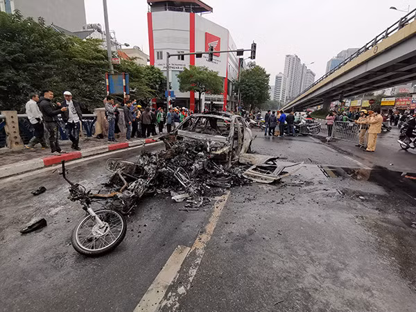 Xe Mercedes và 3 phương tiện liên quan đều cháy rụi sau tai nạn.