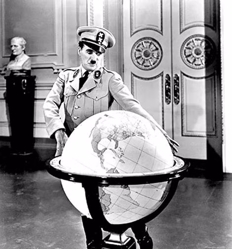 Sác Lô thủ vai Hitler trong bộ phim “Nhà độc tài vĩ đại”.