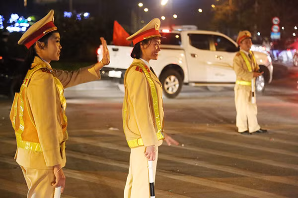 Sự thân thiện, gần gũi của những nữ Cảnh sát Giao thông khi làm nhiệm vụ đã tác động rất lớn tới ý thức của người tham gia giao thông, khiến cho họ có ý thức hơn khi đi trên đường.