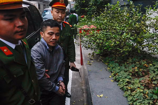 Các bị cáo trong vụ án được áp giải đến tòa. Ảnh: Phong Sơn.
