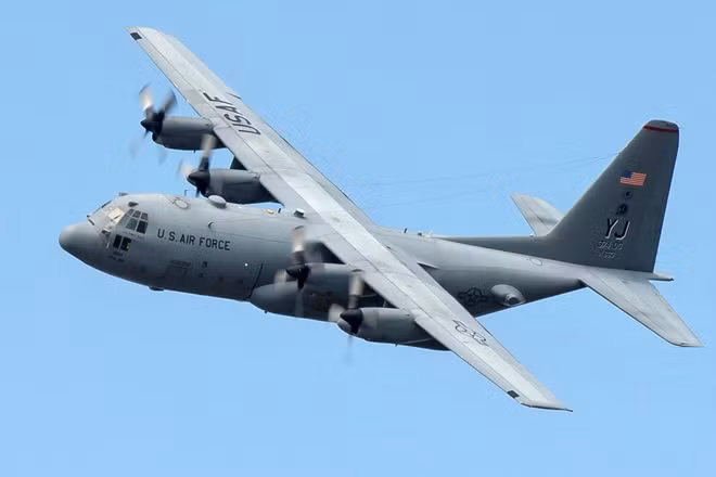 Một chiếc máy bay vận tải C-130 bay huấn luyện tại Căn cứ Không quân Yokota, Nhật Bản, ngày 24-9-2013.