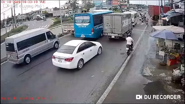 Phần rơ móc của chiếc xe sau khi va chạm.