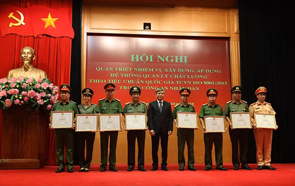 Đồng chí Đại tá Hồ Văn Tứ, Phó Giám đốc Công an tỉnh (thứ tư từ trái sang) nhận Bằng khen của Bộ trưởng Bộ Khoa học và Công nghệ trao cho Công an tỉnh Nghệ An. Đồng chí Đại tá Hồ Văn Tứ, Phó Giám đốc Công an tỉnh (thứ tư từ trái sang) nhận Bằng khen của Bộ trưởng Bộ Khoa học và Công nghệ trao cho Công an tỉnh Nghệ An.