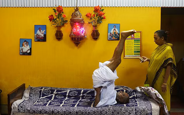 Cụ Sivananda có cuộc sống kỷ luật, chăm chỉ tập yoga và sống độc thân.
