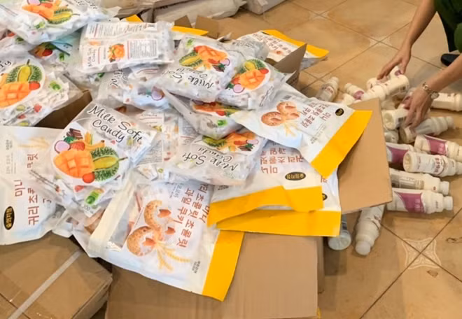 Phía bên ngoài gói bánh, kẹo và mặt nạ có tem nhãn bằng chữ nước ngoài.