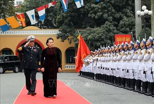 Chủ tịch Quốc hội Nguyễn Thị Kim Ngân duyệt đội danh dự.