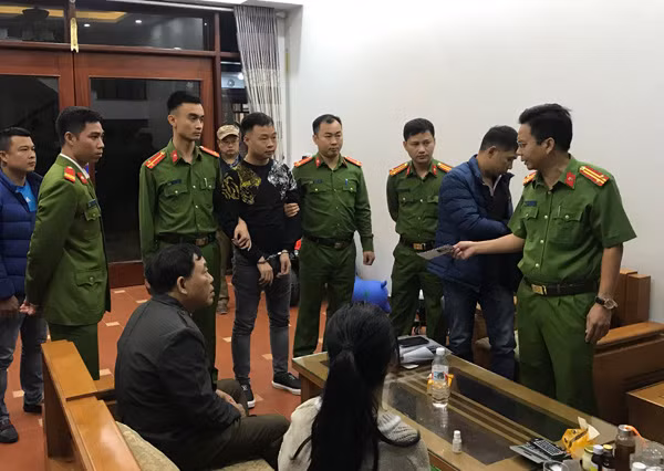 Lực lượng chức năng khám xét nơi ở của đối tượng Huynh.