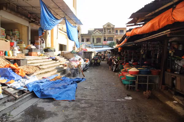 Nắng lên, nước rút, cuộc sống buôn bán của các tiểu thương chợ Vinh đã bắt đầu ổn định trở lại.