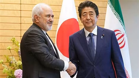 Trong cuộc gặp với Ngoại trưởng Iran Mohammad Javad Zarif, Thủ tướng Shinzo Abe cho biết muốn xây dựng mối quan hệ hữu nghị với Tehran. Trong cuộc gặp với Ngoại trưởng Iran Mohammad Javad Zarif, Thủ tướng Shinzo Abe cho biết muốn xây dựng mối quan hệ hữu nghị với Tehran.
