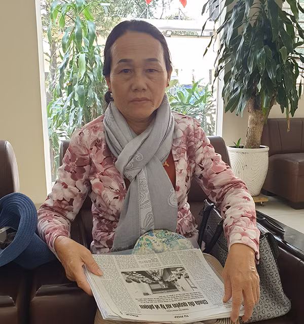 Bà Lâm Thị Tình trình bày vụ việc ở Cơ quan đại diện Báo CAND tại TP Hồ Chí Minh. Bà Lâm Thị Tình trình bày vụ việc ở Cơ quan đại diện Báo CAND tại TP Hồ Chí Minh.
