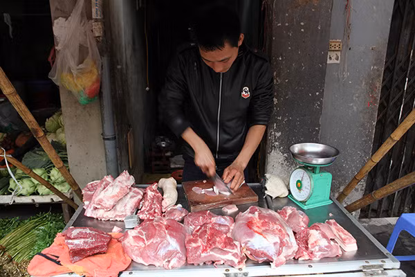Giá thịt lợn bán tại các chợ dân sinh tăng vọt nhiều ngày qua.