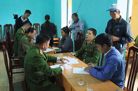 Cán bộ Công an về cơ sở Cấp chứng minh nhân dân cho người dân.
