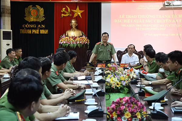 Thiếu tướng Nguyễn Hữu Cầu - Giám đốc Công an tỉnh Nghệ An chỉ đạo về công tác đấu tranh phòng, chống tội phạm ma túy đối với Công an TP Vinh.