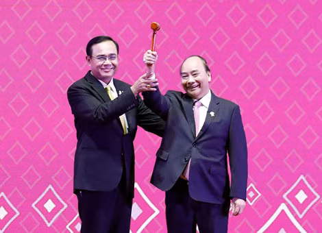 Thủ tướng Nguyễn Xuân Phúc nhận búa Chủ tịch ASEAN 2020 từ người đồng cấp Thái Lan.