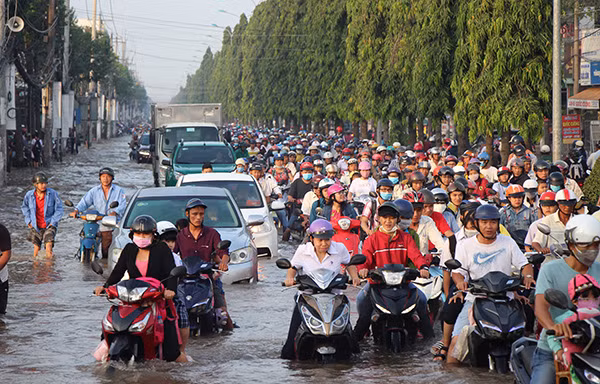 Triều cường dâng cao khiến nhiều tuyến đường nội đô của TP Cần Thơ bị ngập lụt đầu tháng 10 vừa qua.