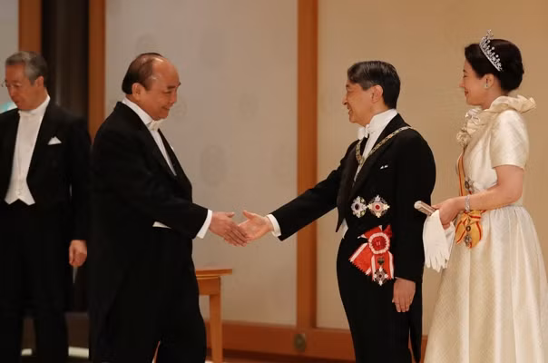 Thủ tướng Nguyễn Xuân Phúc và Nhà vua Nhật Bản Naruhito tại tại Hoàng cung Nhật Bản. Ảnh: Hoàng gia Nhật Bản.