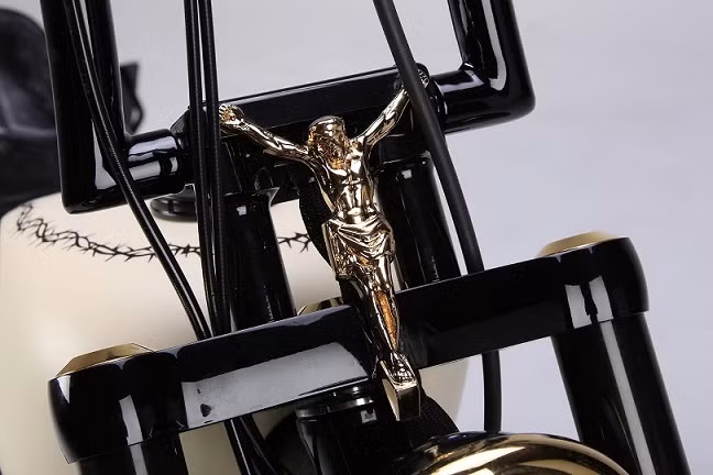 Tượng Chúa Jesus ở đầu xe