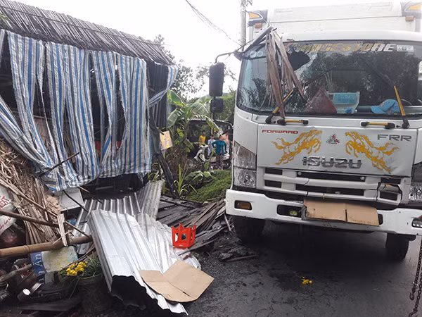 Hiện trường xe tải mất lái đâm vào nhà dân.