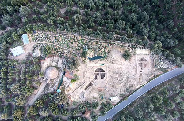 Hình ảnh chụp từ trên cao: Ngôi cổ mộ Tholos VI ở bên phải và Tholos VII ở bên trái. Hình ảnh chụp từ trên cao: Ngôi cổ mộ Tholos VI ở bên phải và Tholos VII ở bên trái.