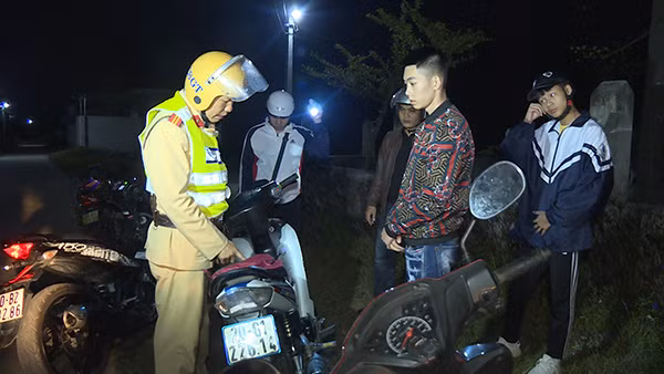 Tổ công tác kiểm tra một trường hợp vi phạm luật giao thông đường bộ.