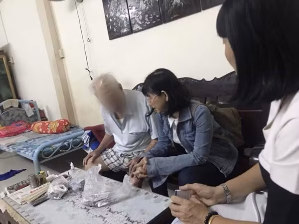 Phát thuốc và hướng dẫn bệnh nhân dùng thuốc đúng.