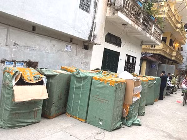 Lượng sản phẩm quần áo, tem nhãn, hóa đơn, phụ kiện bị niêm phong tạm giữ.