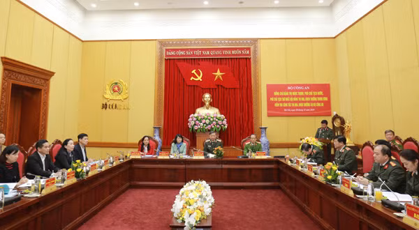 Toàn cảnh buổi làm việc.