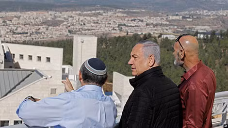Thủ tướng Israel Benjamin Netanyahu (đứng giữa) cùng những nhà chức trách về định cư của Israel ở khu vực Bờ Tây.