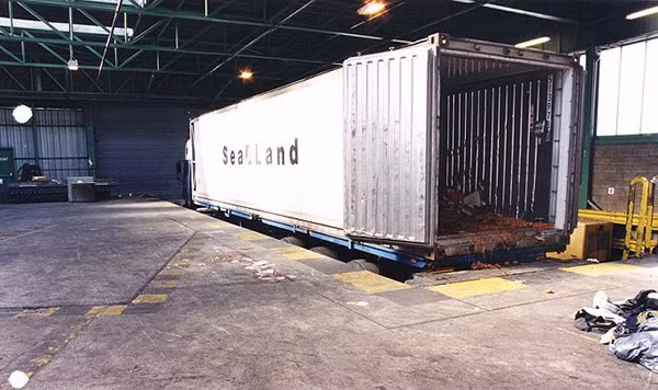 Container cà chua giấu 60 người bên trong với 58 người đã chết ngạt.