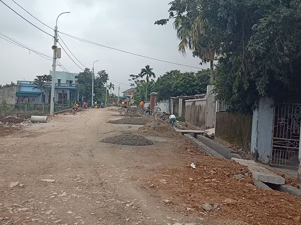 Nhiều người dân đã hiến đất để làm đường trong xây dựng nông thôn mới ở Nam Định.