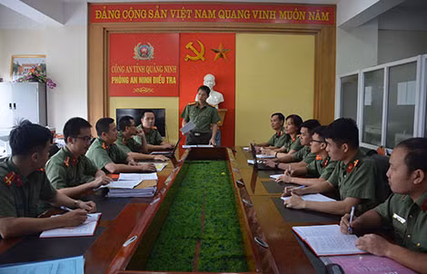 Trung tá Lê Mạnh Hùng họp bàn kế hoạch phá án.