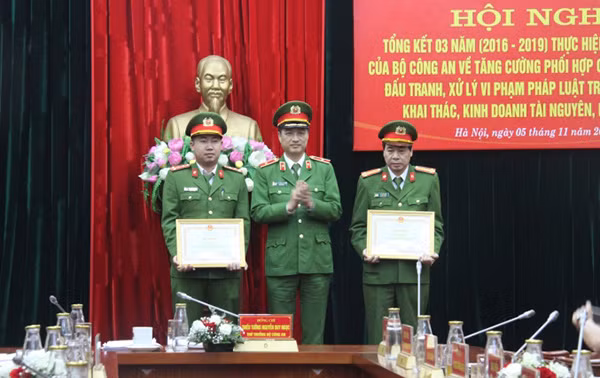 Thứ trưởng Nguyễn Duy Ngọc trao Bằng khen của Bộ Công an cho tập thể, cá nhân có thành tích xuất sắc.