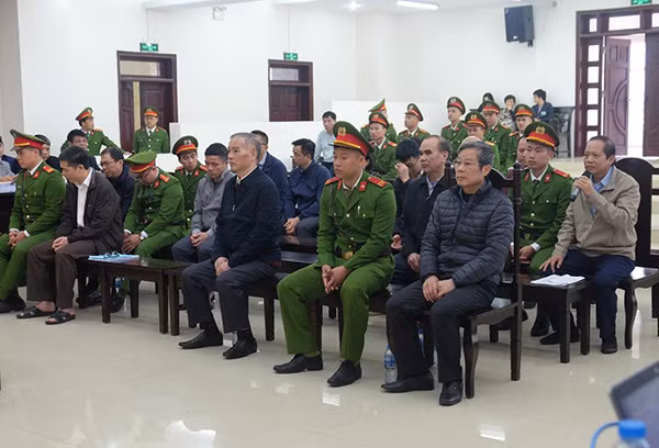 Các bị cáo tại phiên xử.