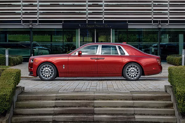 Rolls-Royce phiên bản Bespoke Red Phantom sẽ được đấu giá cho mục đích từ thiện.