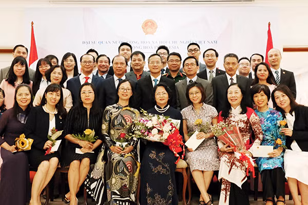Phó Chủ tịch nước Đặng Thị Ngọc Thịnh chụp ảnh chung với cán bộ, nhân viên Đại sứ quán Việt Nam tại Indonesia. Ảnh: TTXVN.