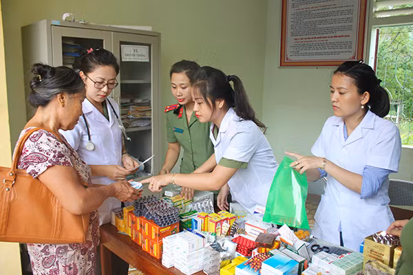 Những nữ y, bác sỹ trong công an Nghệ An cũng không quản ngại vất vả về tận cơ sở để khám bệnh, phát thuốc cho nhân dân những địa bàn còn khó khăn.