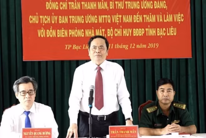 Đồng chí Trần Thanh Mẫn trò chuyện cùng CBCS Đồn Biên phòng Nhà Mát.