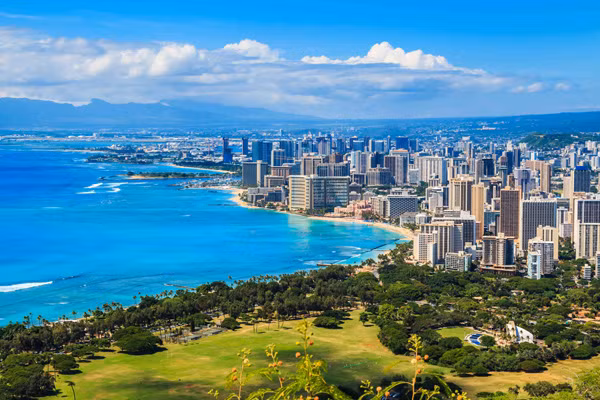 Hawaii với những khu nghỉ dưỡng san sát bên bờ biển.