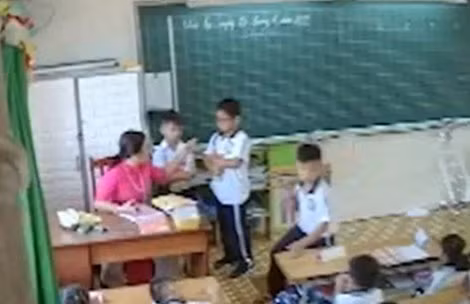 Nhiều học sinh lo sợ mỗi khi bị cô giáo này gọi lên (hình ảnh qua camera). Nhiều học sinh lo sợ mỗi khi bị cô giáo này gọi lên (hình ảnh qua camera).