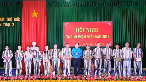 Tặng quà các phạm nhân có hoàn cảnh khó khăn, động viên họ cải tạo tiến bộ.